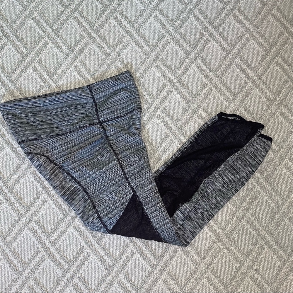 Athleta Black & White Jacquard Textured Capri crop Leggings Mesh size small